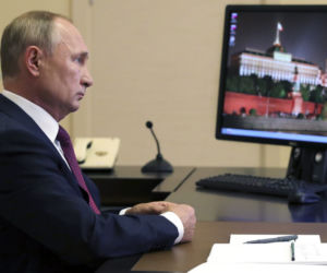 Trump ma wirusa, a Putin ciągle siedzi w domu 