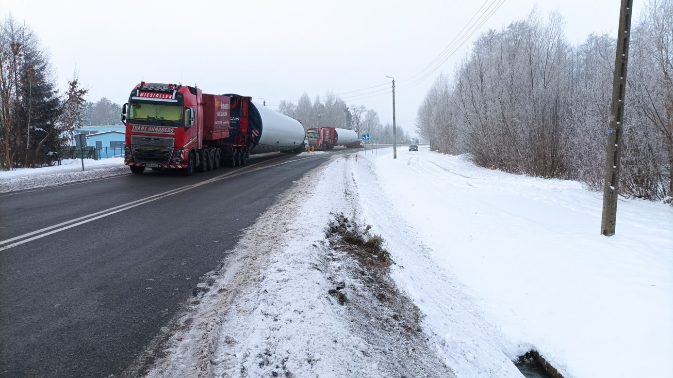 Transport ogromnego sprzętu zatrzymał ruch. Utrudnienia potrwają co najmniej dobę!