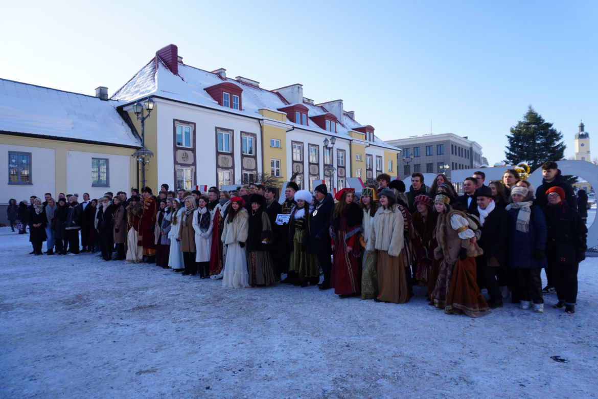 Studniówka miejska w Białymstoku. Prezydent wraz z maturzystami zatańczyli poloneza