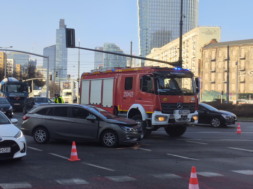 Dwa auta zderzyły się przy rondzie ONZ, jeden dachował