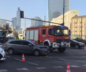 Dwa auta zderzyły się przy rondzie ONZ, jeden dachował