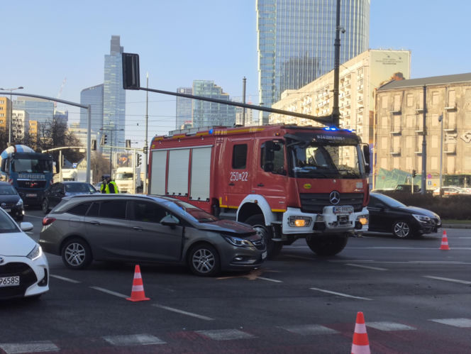 Dwa auta zderzyły się przy rondzie ONZ, jeden dachował