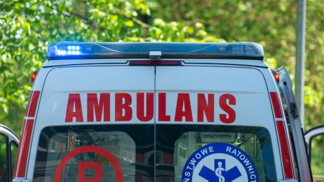 Auto uderzyło w konar drzewa i wypadło z drogi. Nie żyje kobieta