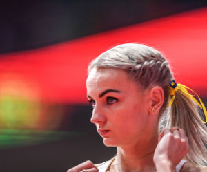 Justyna Święty-Ersetic ze wstążką w barwach Ukrainy