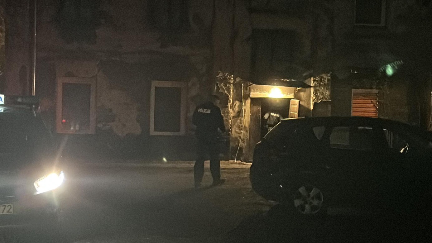 Tajemnicza śmierć w Pruszkowie. Zwłoki mężczyzny znalezione w mieszkaniu. To było zabójstwo? 