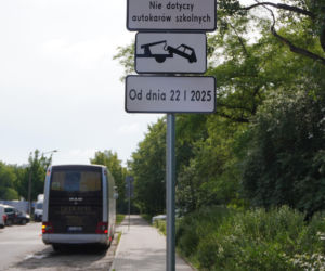 Z tego miejsca codzienne rano odjeżdża autokar dla uczniów