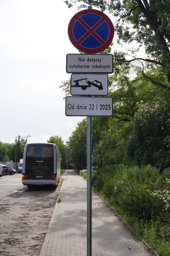 Z tego miejsca codzienne rano odjeżdża autokar dla uczniów
