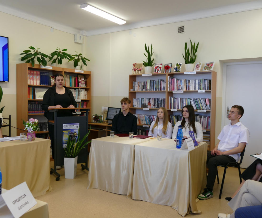 Debata szkolna w ramach programu Złote Szkoły NBP w Ekonomiku