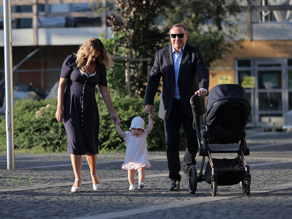Córka Kurskich w Polu postawiła pierwsze kroki. Tata pęka z dumy