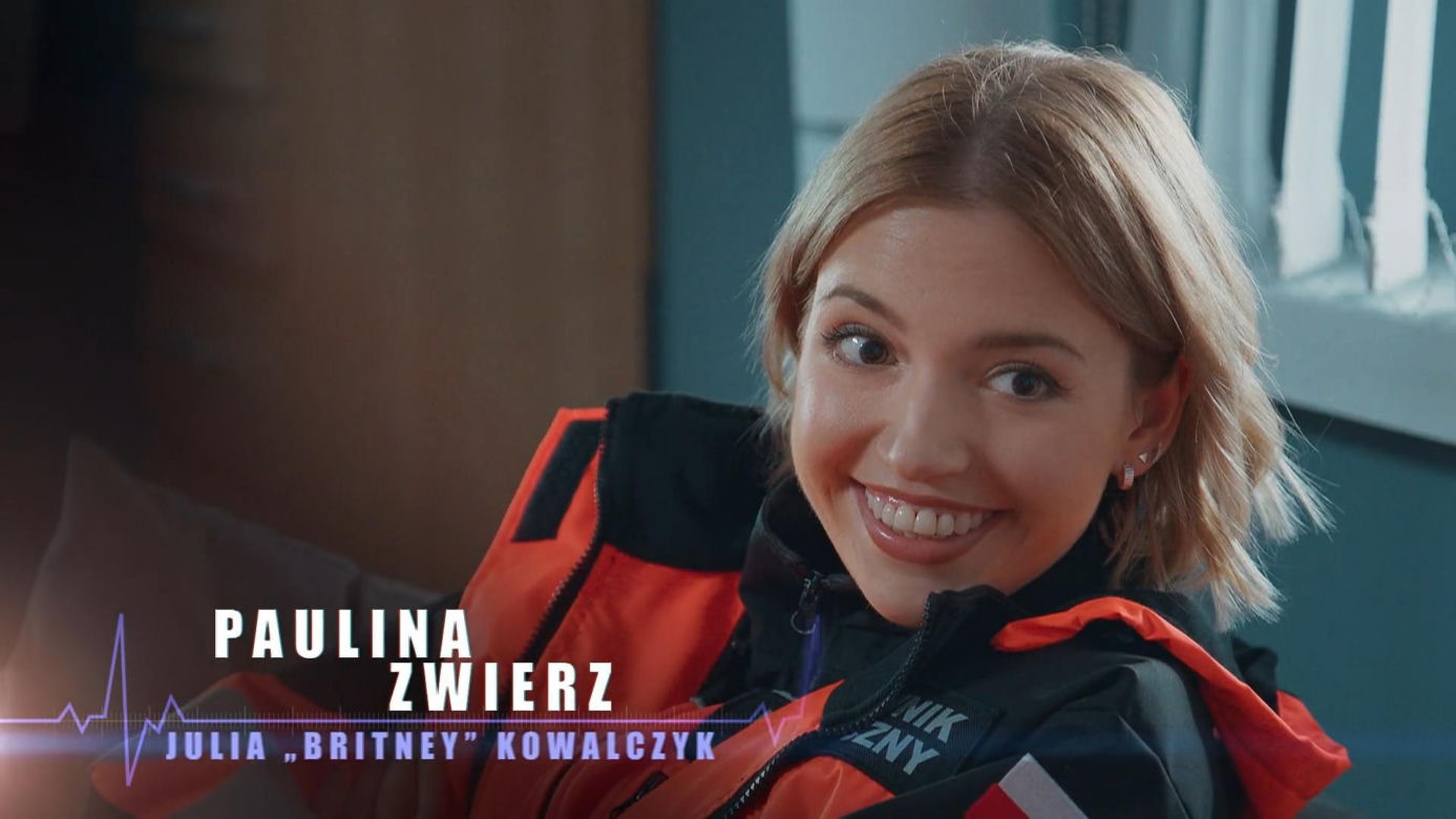 Nowa czołówka Na sygnale od 733 odcinka. Julka "Britney" Kowalczyk (Paulina Ziwerz)
