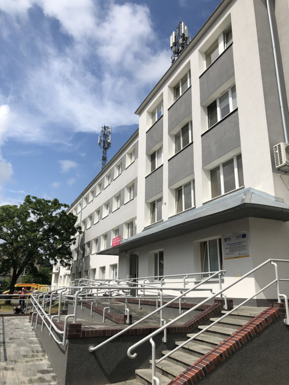 Pacjenci czołgają się po schodach