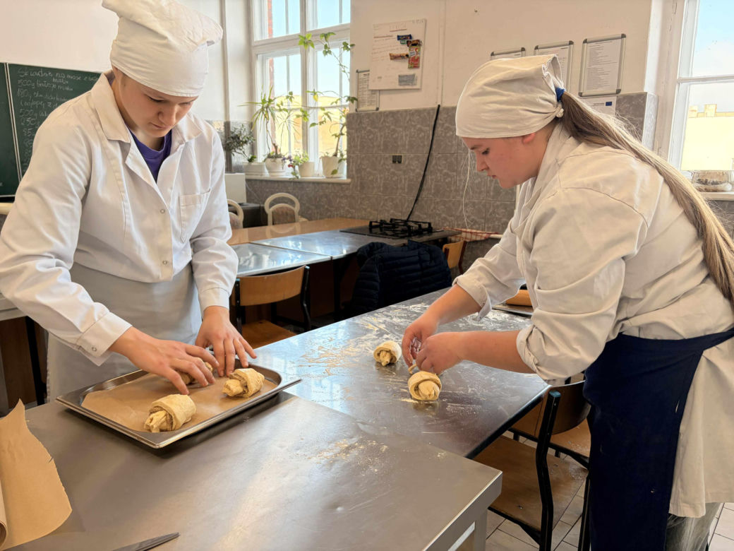 Uczniowie grudziądzkiego "Gastronomika" przygotowali rogale na Św. Marcina