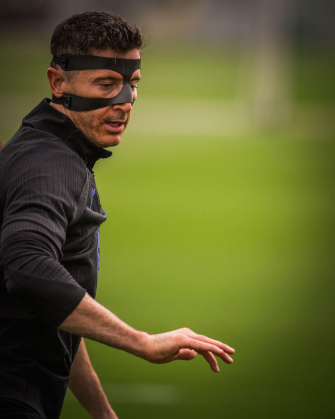 Robert Lewandowski trenował w masce