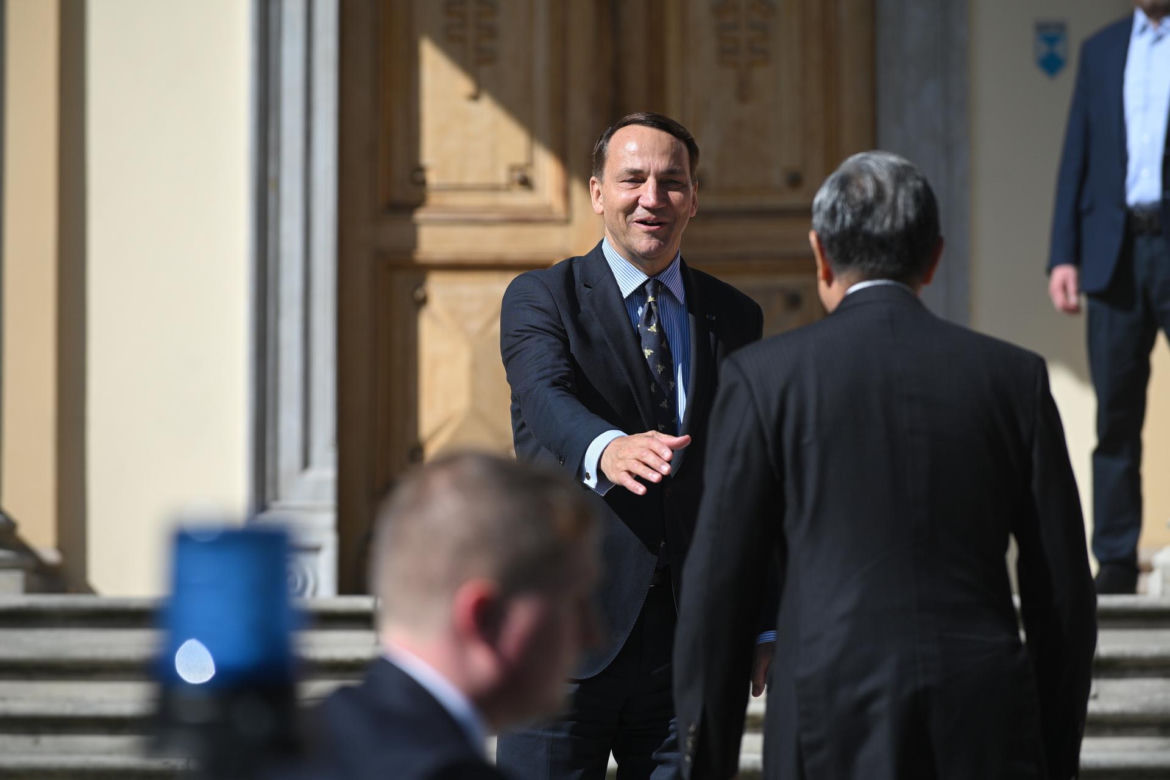 Chiński szef MSZ Wang Yi w Polsce. Spotyka się z Sikorskim i Nawrockim