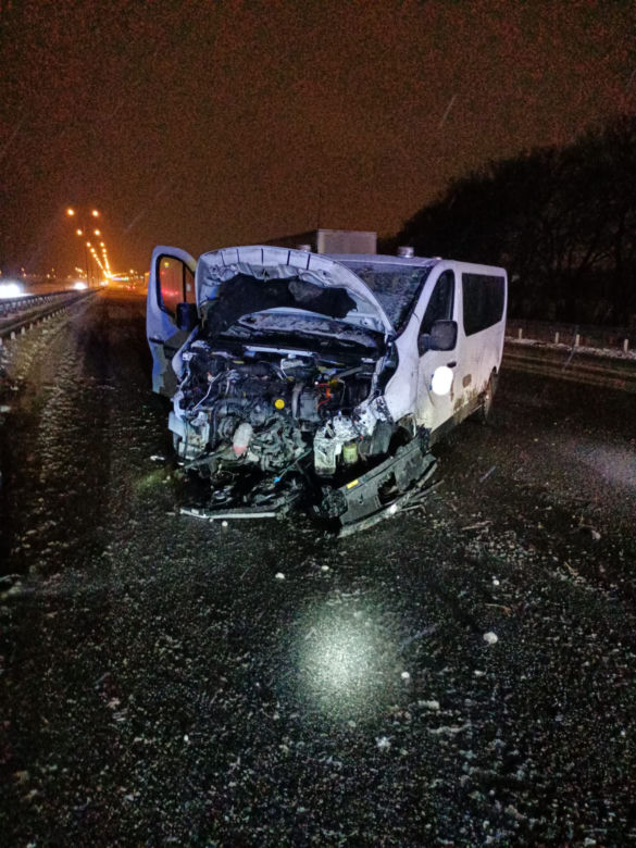 Wypadek na autostradzie A1. Bus uderzył w barierki