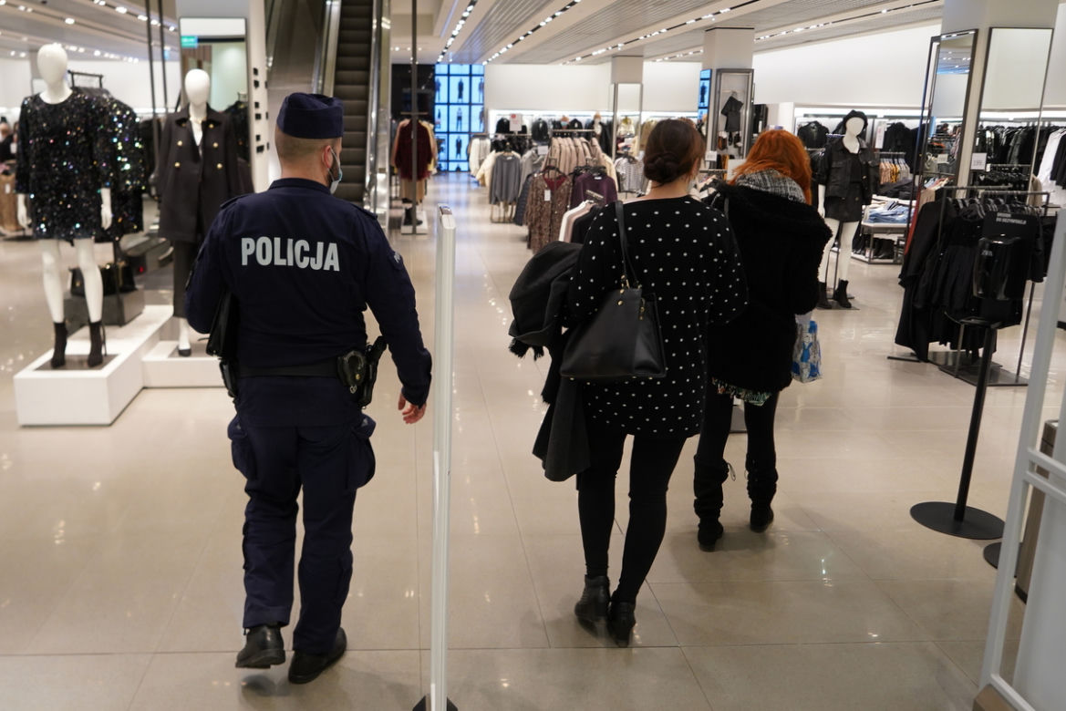 Nalot policji i sanepidu na bydgoskie galerie handlowe