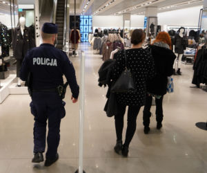 Nalot policji i sanepidu na bydgoskie galerie handlowe