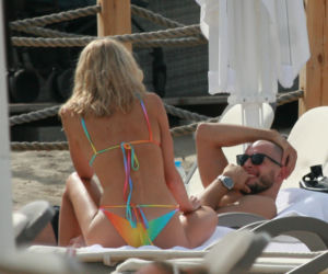 Kurek wyleguje się na plaży po igrzyskach
