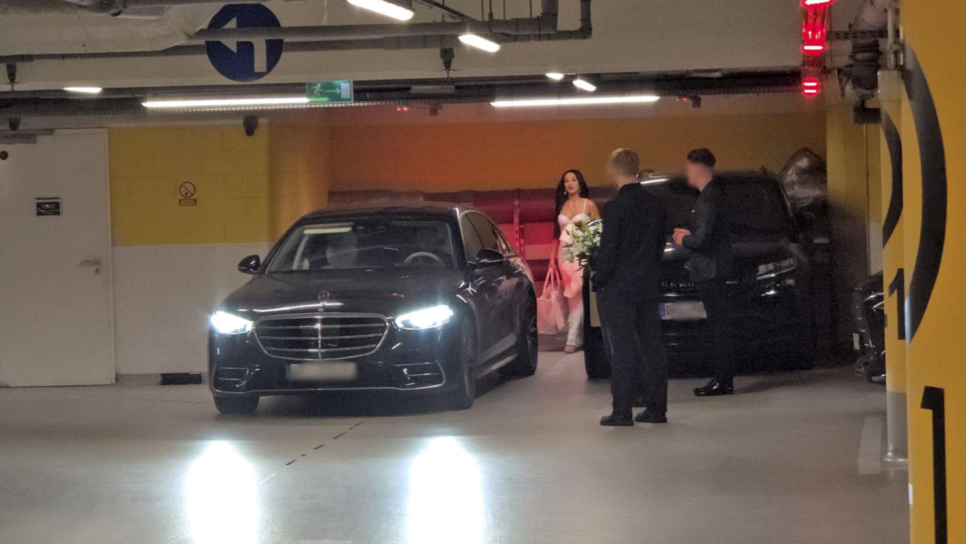 Justyna Steczkowska przemyka po parkingu w otoczeniu ochroniarzy