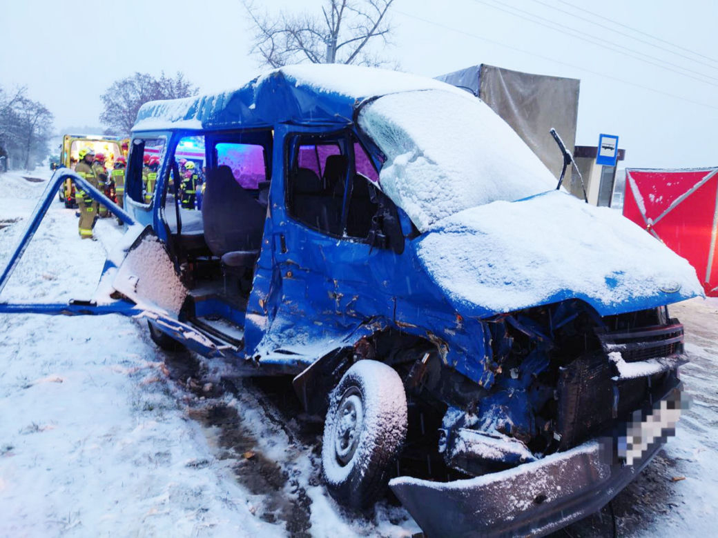 Koszmarne zderzenie busa i ciężarówki pod Grójcem. Nie żyje 50-latka, 7 osób rannych