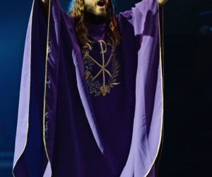 Jared Leto przebrany za księdza