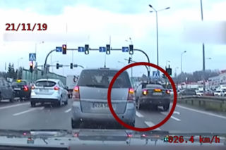 Policyjne BMW kontra Mercedes. Pościg pod Krakowem i SZOKUJĄCE tłumaczenie [WIDEO]