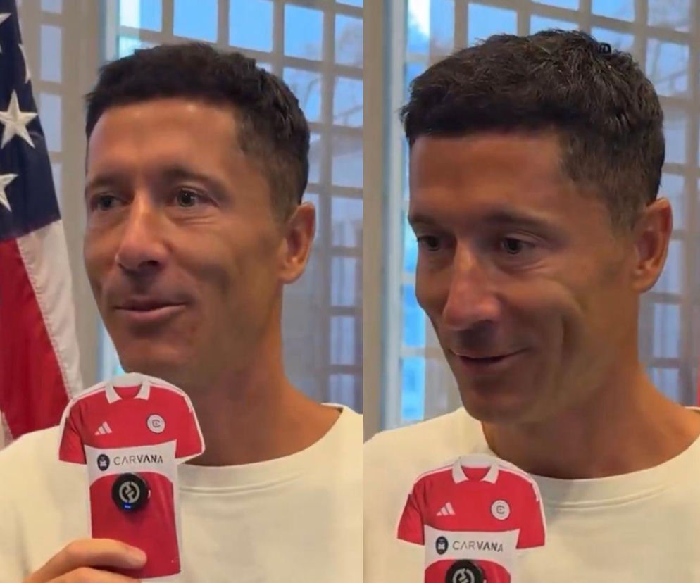 Robert Lewandowski trzyma makietę koszulki Chicago Fire. O reakcji fanów na wygląd piłkarza przeczytasz na SE.