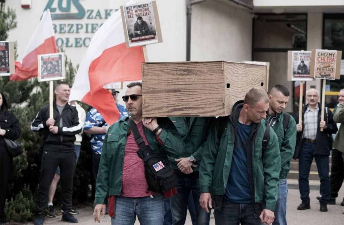 Protest pracowników i przedstawicieli FIBRIS S A w restrukturyzacji przeciwko działaniom ZUS wobec spółki