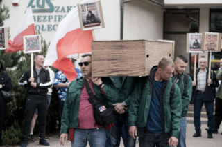 Przynieśli trumnę pod ZUS. Dramat pracowników dużej firmy z Podkarpacia
