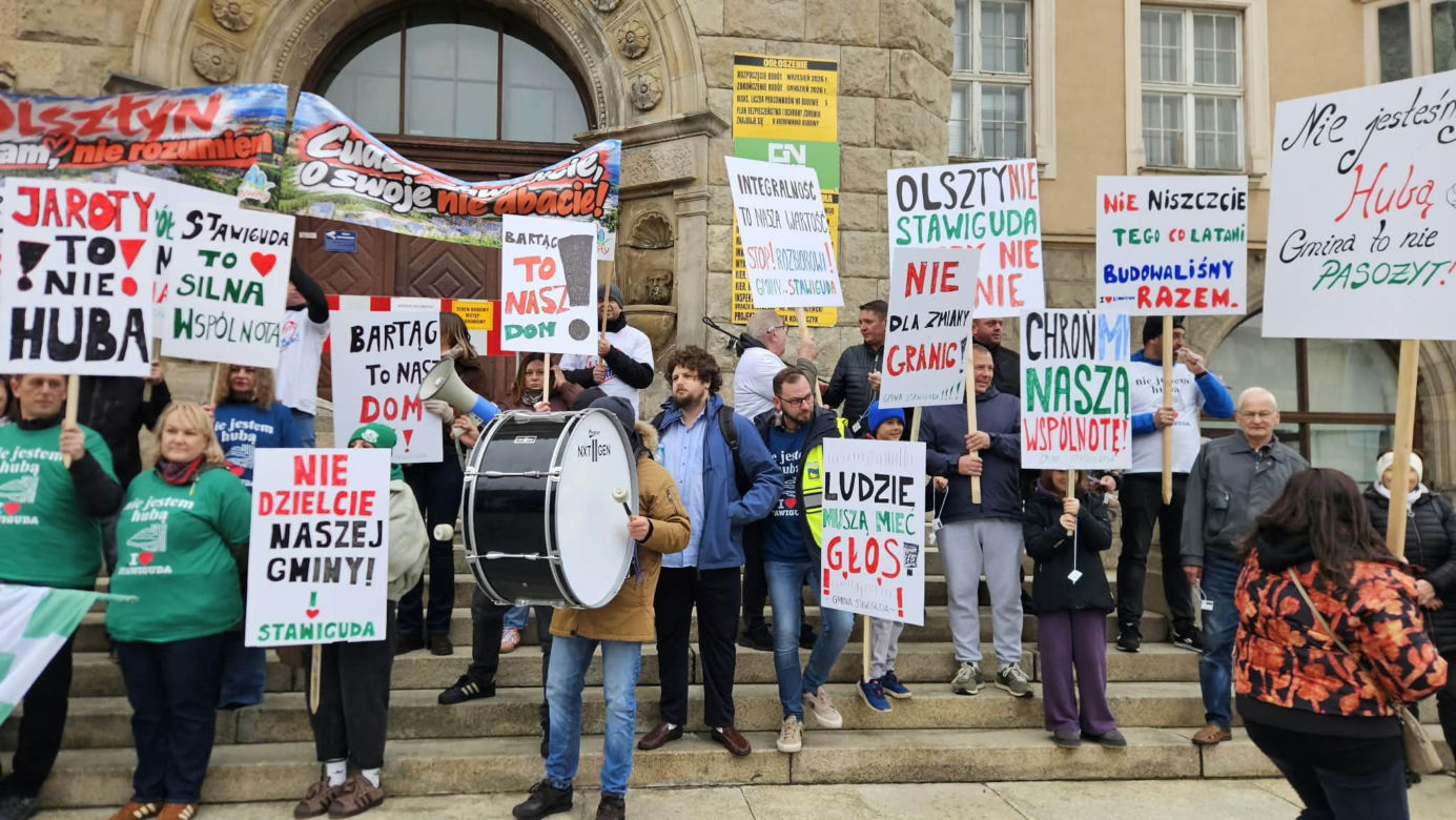 Poszerzenie granic administracyjnych Olsztyna kosztem Stawigudy i Dywit: mieszkańcy gmin protestowali przed ratuszem, byli prezydenci miasta popierają