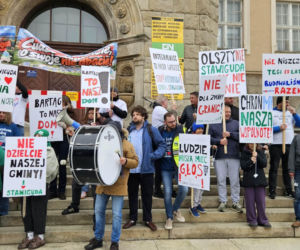 Poszerzenie granic administracyjnych Olsztyna kosztem Stawigudy i Dywit: mieszkańcy gmin protestowali przed ratuszem, byli prezydenci miasta popierają