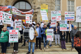 Poszerzenie granic administracyjnych Olsztyna kosztem Stawigudy i Dywit: mieszkańcy gmin protestowali przed ratuszem, byli prezydenci miasta popierają