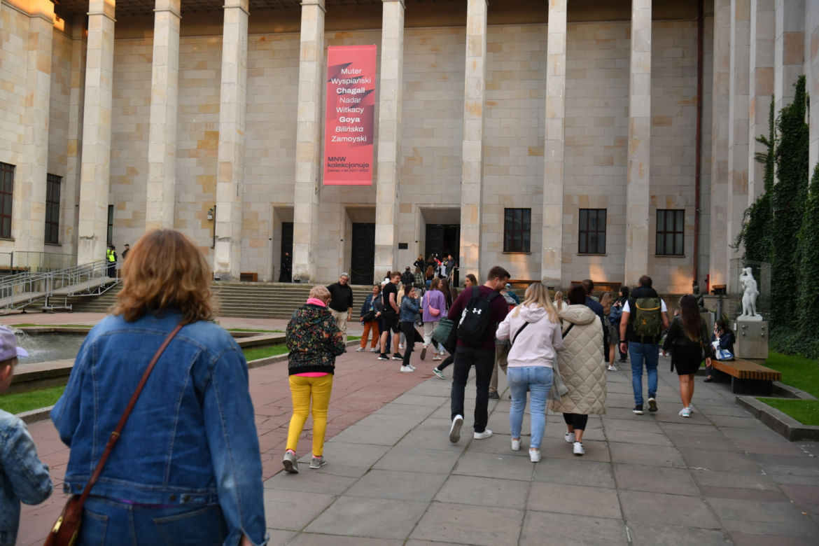 Kolejka przez Muzeum Narodowym w Warszawie