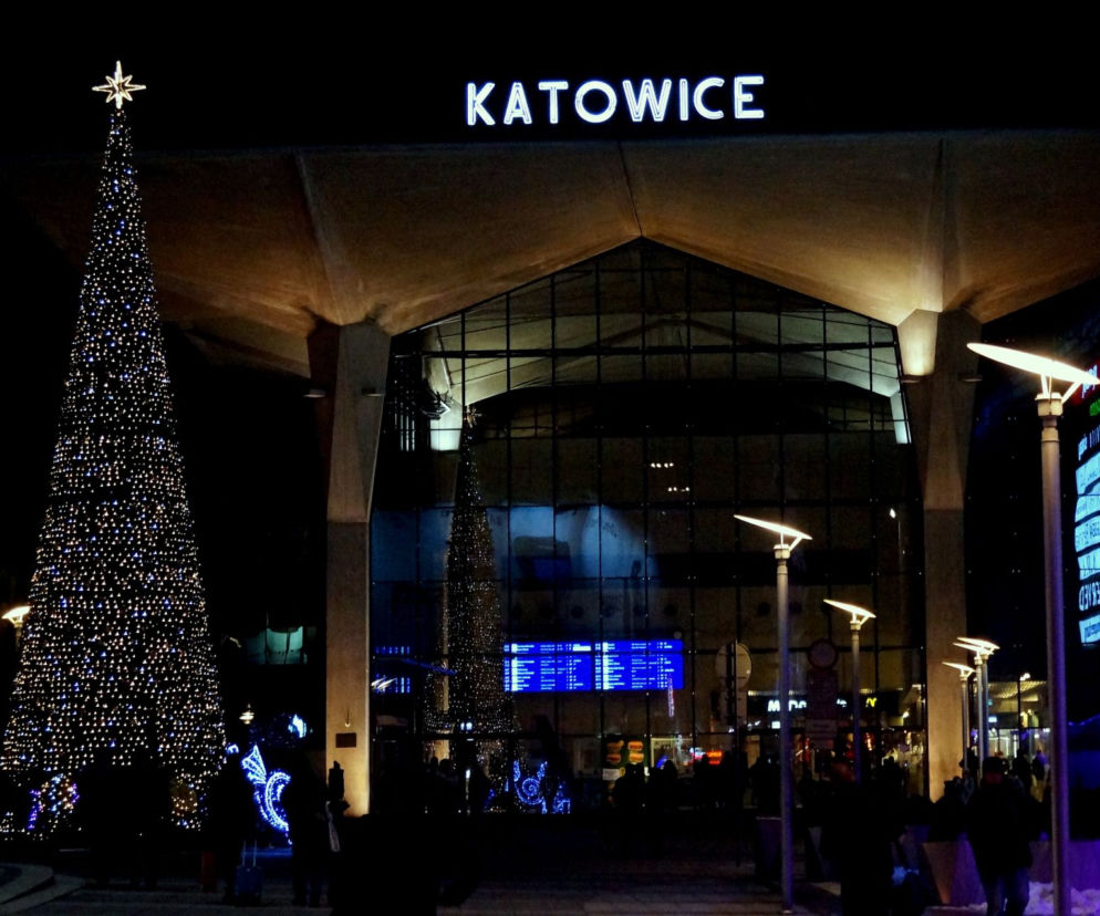 Świąteczne iluminacje przed Dworcem
