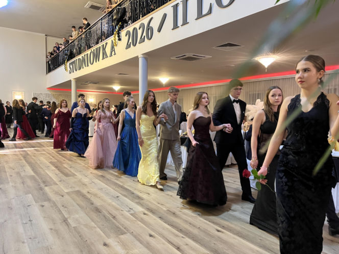 Studniówka pełna blasku i emocji! Tak bawili się maturzyści II LO w Bydgoszczy [ZDJĘCIA]