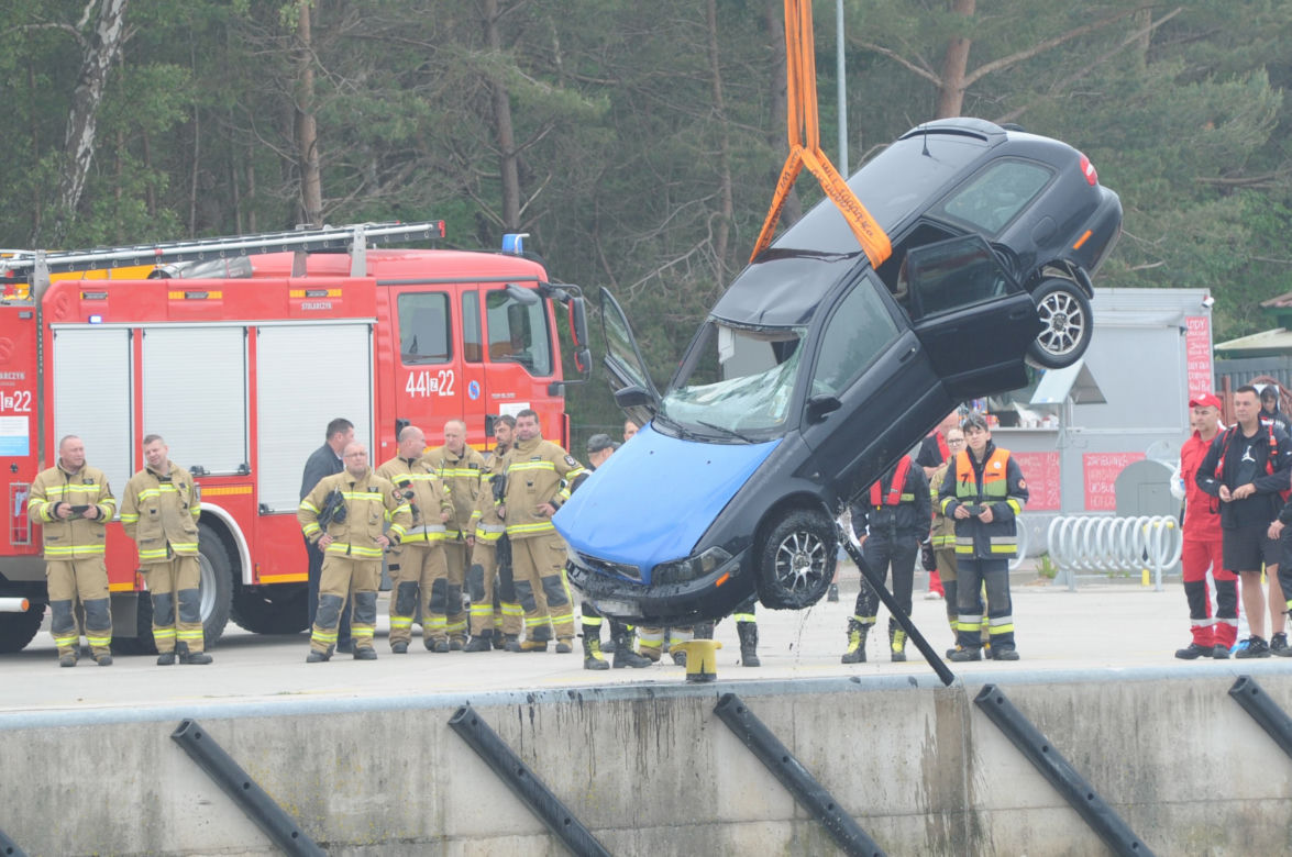 Auto w kanale portowym