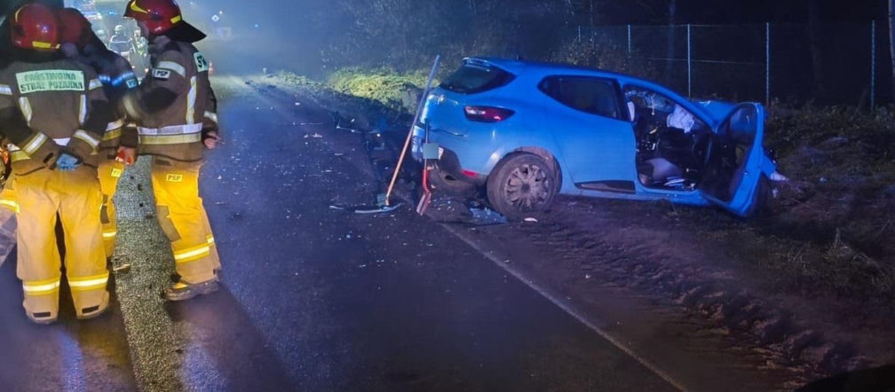 Osobówka zderzyła się z ciężarówką w Tomicach. 23-latka trafiła do szpitala