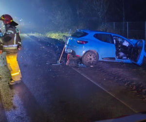 Osobówka zderzyła się z ciężarówką w Tomicach. 23-latka trafiła do szpitala