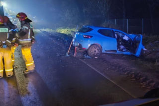 Osobówka zderzyła się z ciężarówką w Tomicach. 23-latka trafiła do szpitala