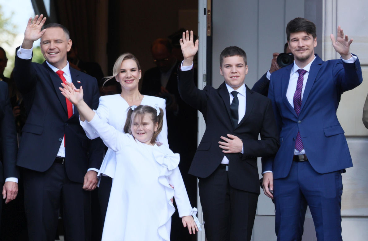 Przejście do Pałacu Prezydenckiego. Pierwsza dama się przebrała 