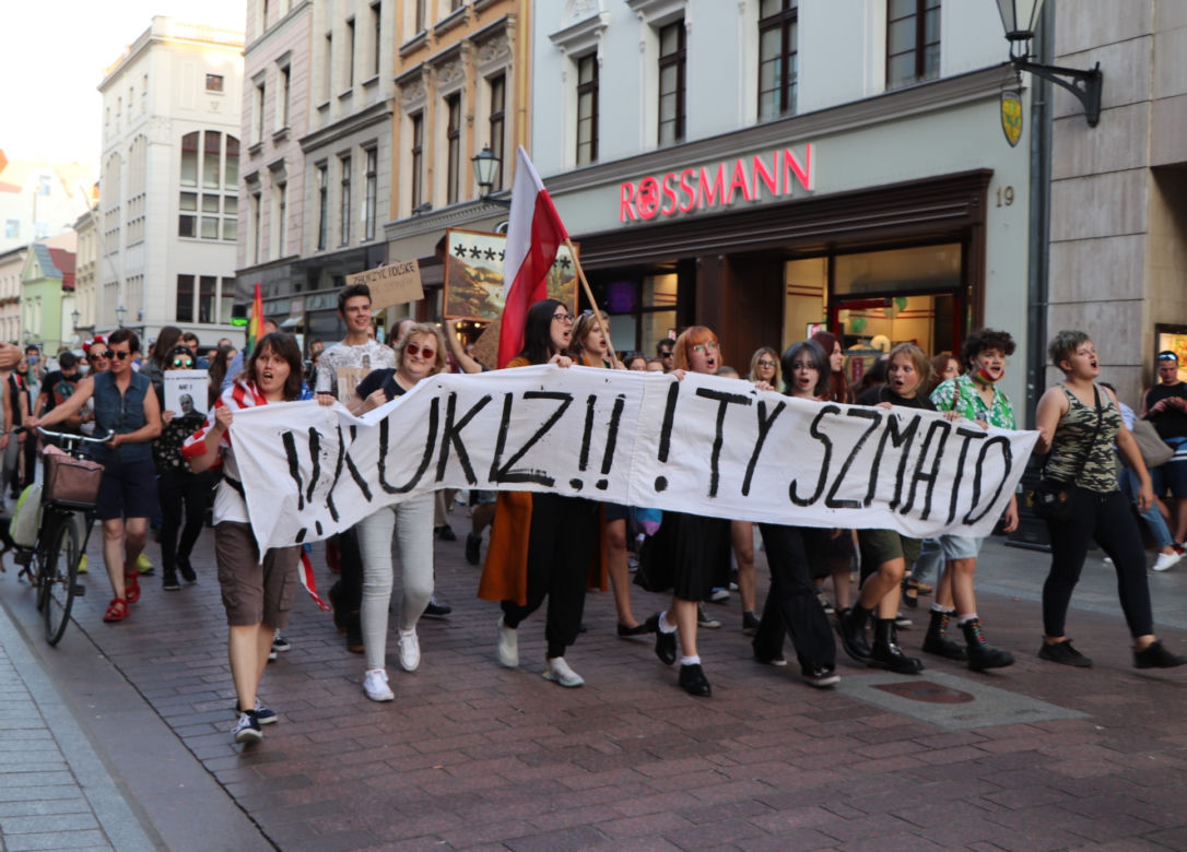 Torunianie protestują przeciwko przegłosowaniu Lex TVN