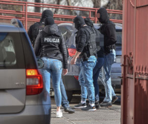 Podejrzany o zamordowanie trójki dzieci Radosław K. doprowadzony do prokuratury przez kilku uzbrojonych policjantów