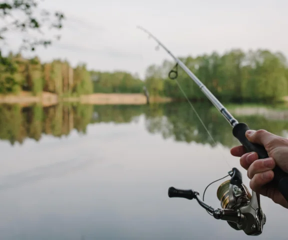Wyłowił ze stawu ludzką czaszkę. Służby znalazły resztę szkieletu