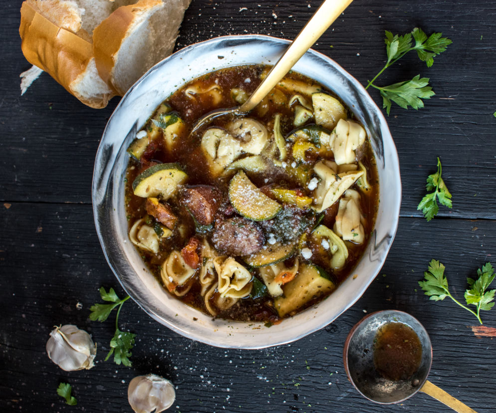 Zupa z tortellini, kiełbasą i cukinią 