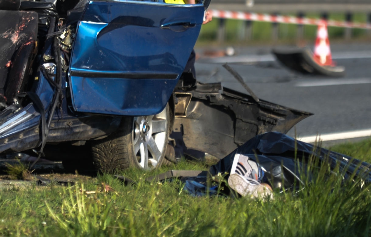 BMW wjechało pod ciężarówkę