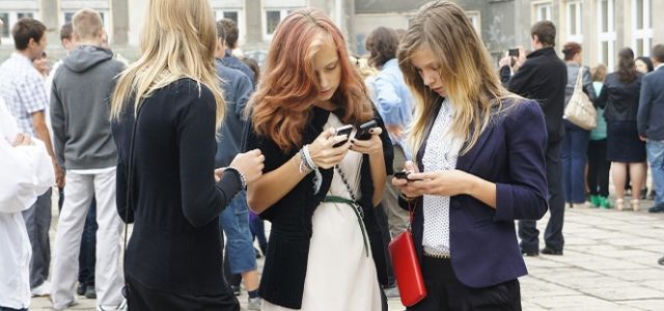 Zakaz używania telefonów w szkole! Co zrobią polscy uczniowie? 