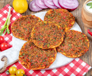 Cieniutka turecka pizza Lahmacun  - cudownie pyszna i niedroga!