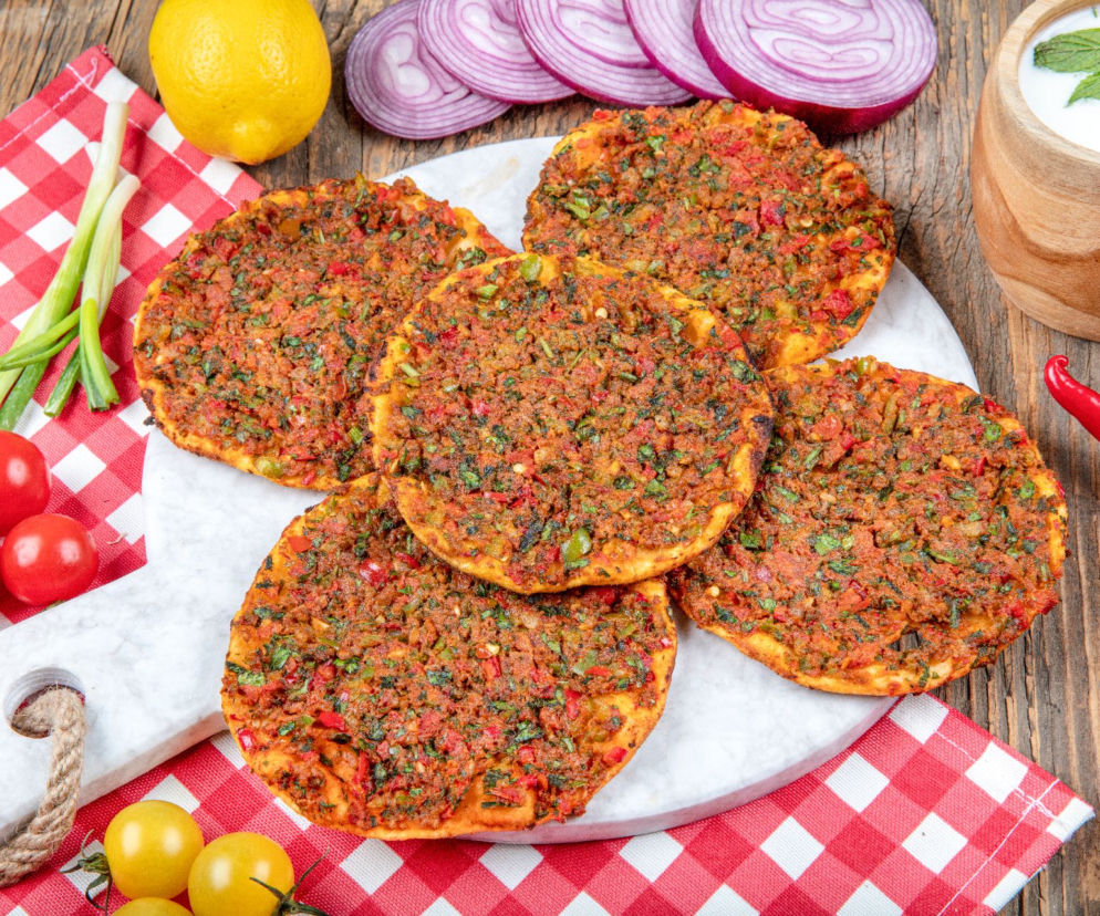 Cieniutka turecka pizza Lahmacun  - cudownie pyszna i niedroga!