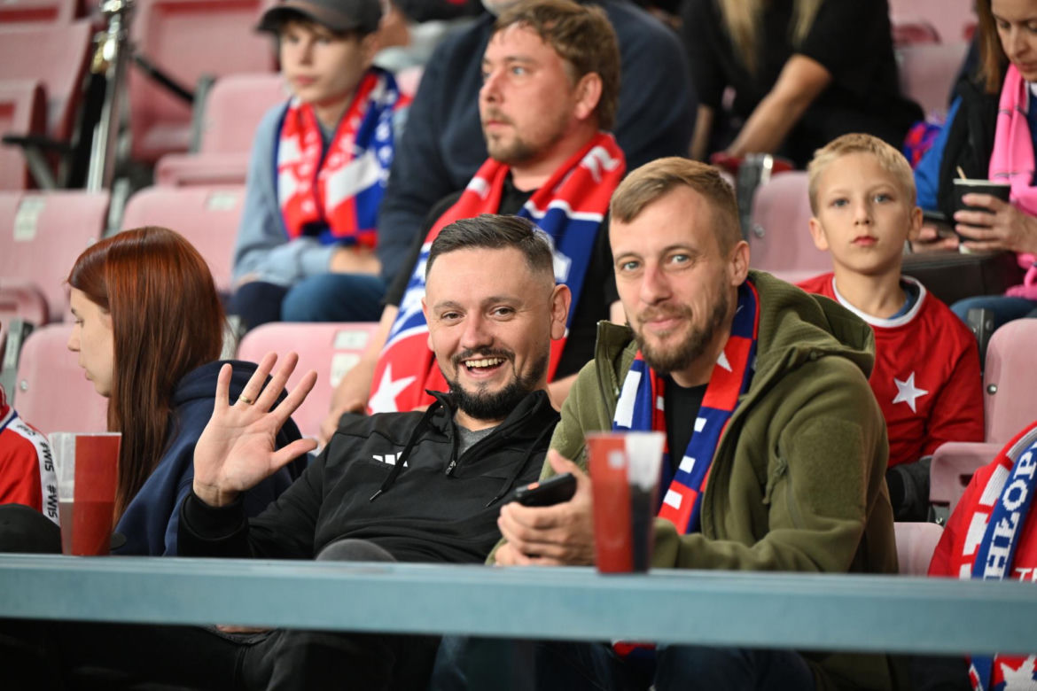 Tak kibice Wisły Kraków bawili się na trybunach. Znajdź się na zdjęciach