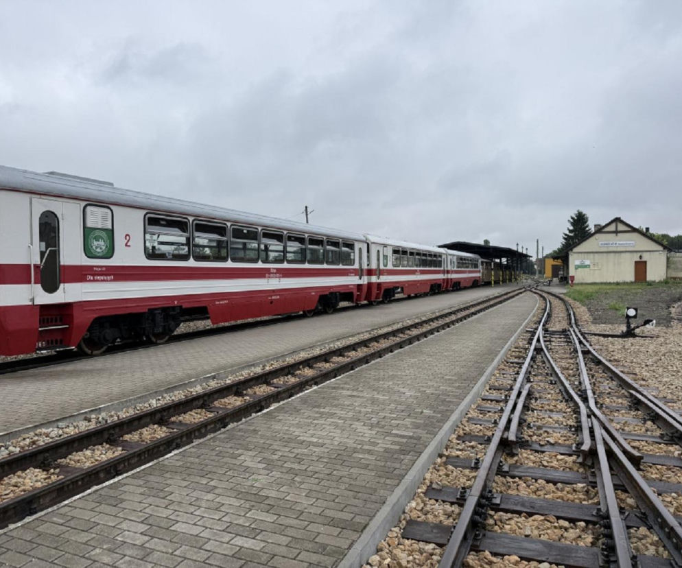 Biało-czerwone wagony Ciuchci Ponidzie na stacji w Jędrzejowie. O remoncie kolejki przeczytasz na Eska Kielce.